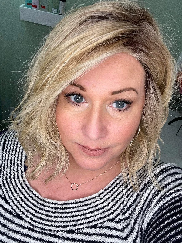 Synthetic medium - length wig with a natural - looking textureDee Toasted Blondie HS Standard Luxury Wig CA1 W4000 Synthetic medium - length wig with a natural - looking textureDee Toasted Blondie HS Standard Luxury Wig CA1 W4000