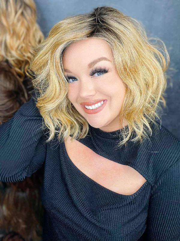 Medium - length wig with a platinum - blonde color for a bold and trendy lookJewel Toffee Blonde HS Standard Luxury Wig CA1 W5117